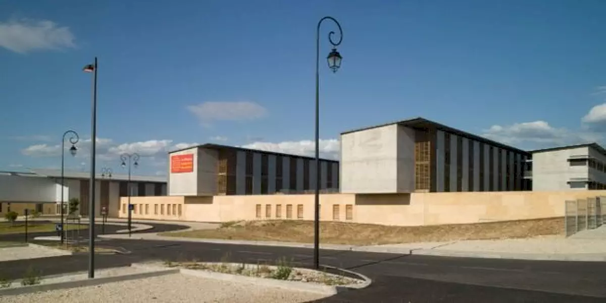 Etudiants cherchent CDI